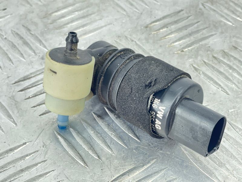 Насос омивача скла 1K6955651 Audi Q7 Audi A3, Audi A3 e-tron, Audi A4, Audi A4 Allroad, Audi A6, Audi A6 Allroad, Audi A7, Audi A8, Audi e-tron, Audi e-tron GT, Audi e-tron S, Audi Q3, Audi Q4 e-tron, Audi Q5, Audi Q7, Audi Q8, Audi Q8 e-tron, Audi RS3, Audi RS6 Avant, Audi RS7, Audi RS e-tron GT, Audi RS Q8, Audi S3, Audi S4, Audi S6, Audi S7, Audi S8, Audi SQ5, Audi SQ7, Audi SQ8, Audi SQ8 e-tron, Volkswagen Atlas, Volkswagen Atlas Cross Sport, Volkswagen e-Golf, Volkswagen Golf, Volkswagen Golf Alltrack, Volkswagen Golf R, Volkswagen Golf SportWagen, Volkswagen GTI, Volkswagen ID.4, Volkswagen Jetta, Volkswagen Passat, Volkswagen R32, Volkswagen Rabbit, Volkswagen Taos, Volkswagen Tiguan, Volkswagen Tiguan Limited, Volkswagen Touareg