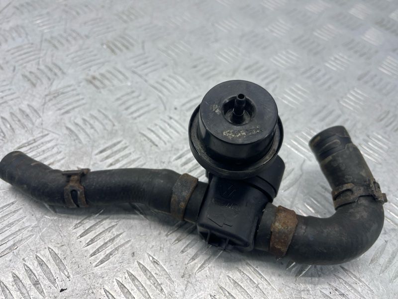Шланг ОЖ с клапаном 7P0122049B Volkswagen Touareg