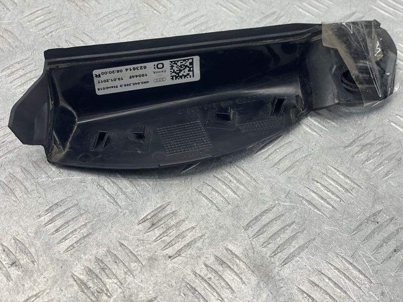 Накладка ліхтаря 4H0945256D Audi A8