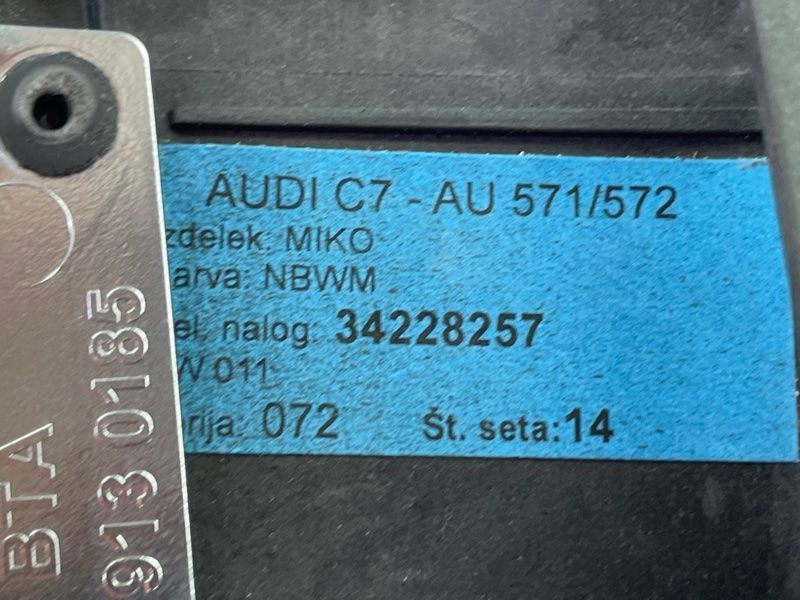 Накладка центральної консолі 4G0864261LLE2 Audi A6