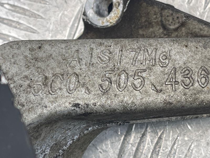 Поворотний кулак / цапфа з підшипником 3C0505436G Audi Q3