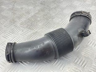 Патрубок повітряного фільтра 7P0129627B Volkswagen Touareg