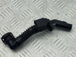 Трубка вентиляции картера 03H103202D Volkswagen Touareg