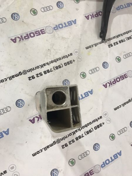 Кронштейн підсилювача бампера 8K0807332A Audi A4 Allroad