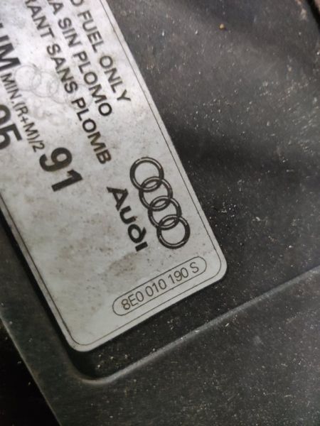 Корпус лючка крышки топливного бака в зборе Audi S8