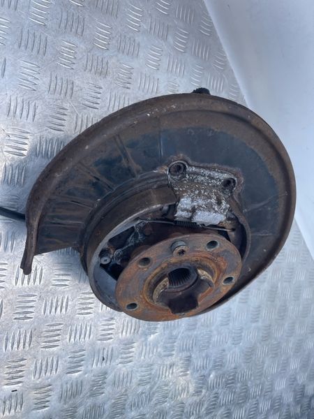 Поворотний кулак / цапфа з підшипником Volkswagen Touareg