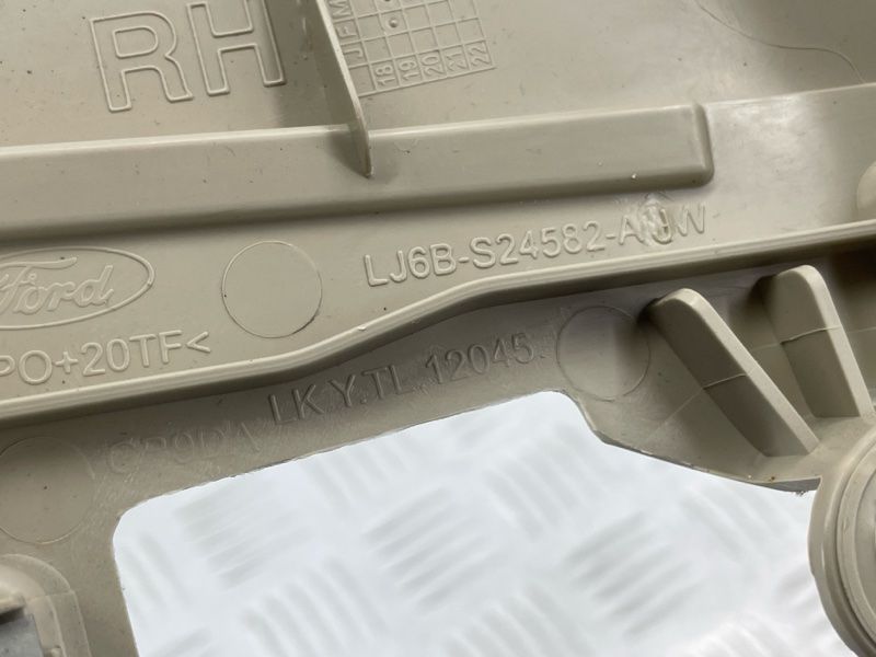 Облицовка стойки Ford Escape