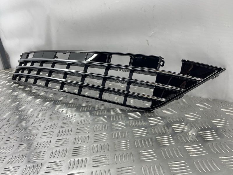 Решетка воздухозаборника бампера 7P6853671J041 Volkswagen Touareg