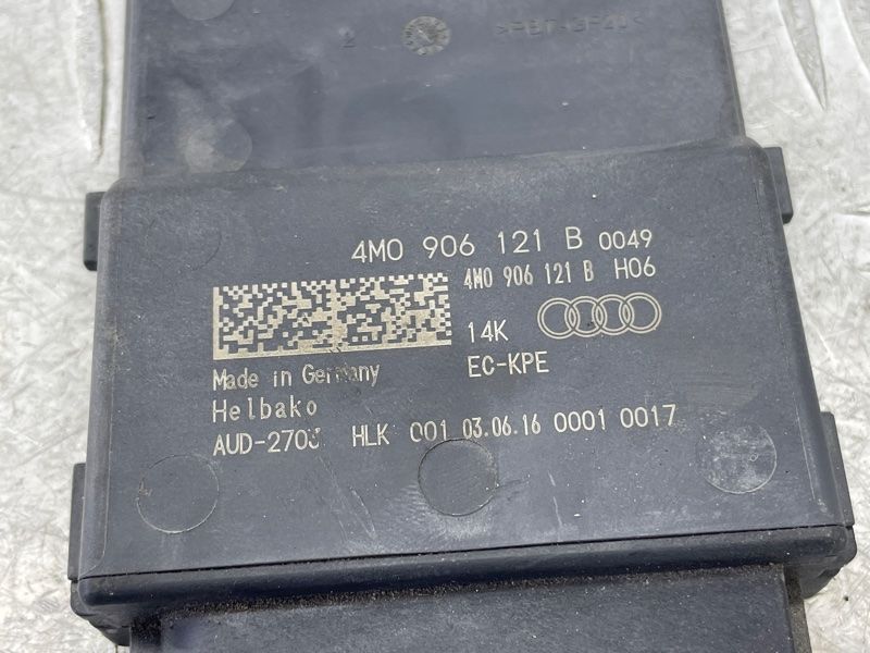 Блок керування паливним насосом 4M0906121B Audi Q7