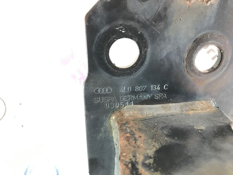 Кріплення підсилювача бампера 4L0807134C Audi Q7