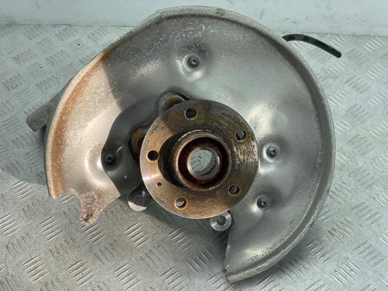 Поворотний кулак / цапфа з підшипником 8R0505432F Audi A7