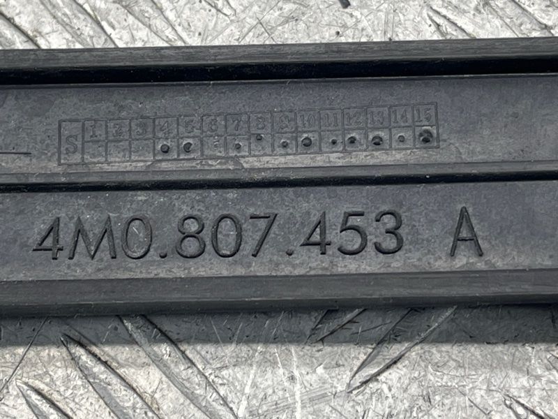 Направляющая заднего бампера 4M0807453A Audi Q7