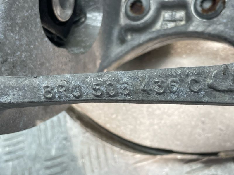 Поворотний кулак / цапфа з підшипником 8R0505432F Audi A7
