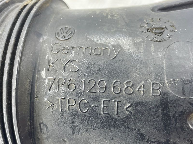 Патрубок воздушного фильтра 7P6129684B Volkswagen Touareg