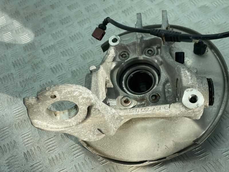 Поворотний кулак / цапфа з підшипником 8R0505432F Audi A7