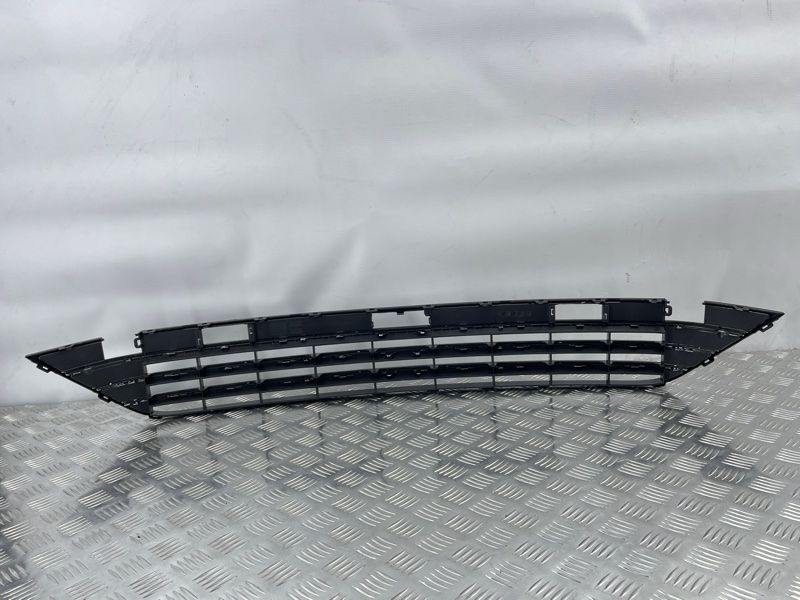 Решетка воздухозаборника бампера 7P6853671J041 Volkswagen Touareg