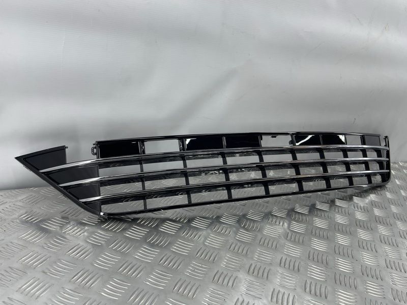 Решетка воздухозаборника бампера 7P6853671J041 Volkswagen Touareg
