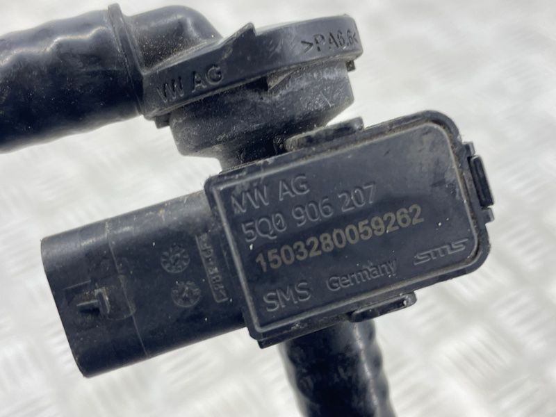 Трубка вакуумна зі зворотнім клапаном 4G1611931F Audi A6