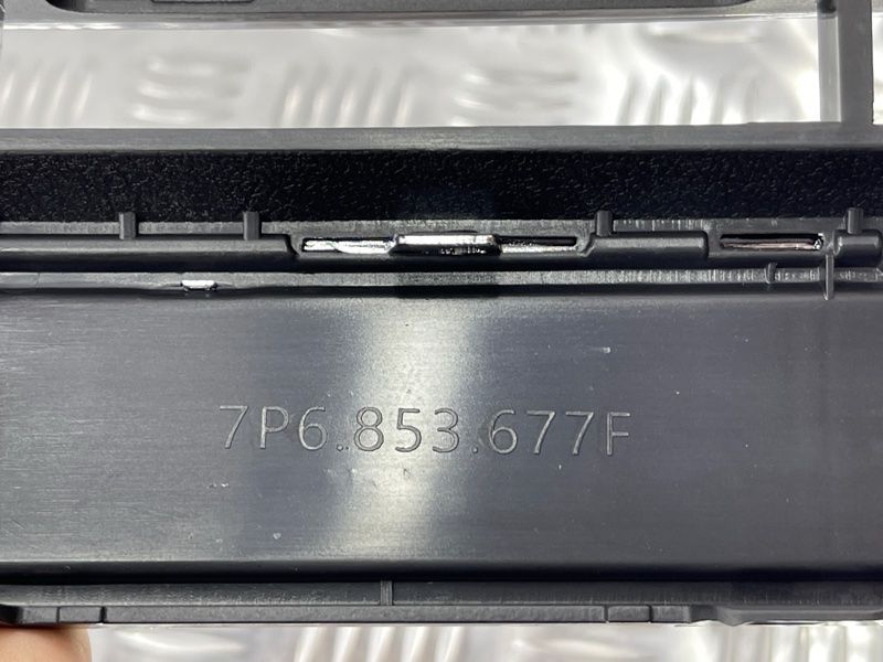 Решетка воздухозаборника бампера 7P6853671J041 Volkswagen Touareg
