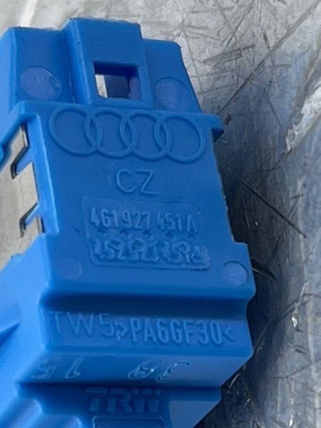 Кнопка увімкнення системи допомоги при зміні смуги руху 4G1927451A Audi A7