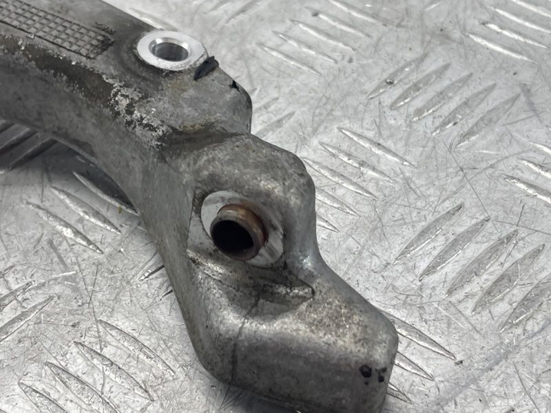 Кронштейн компрессора кондиционера 31401869 Volvo XC90 Volvo S60, Volvo S60 Cross Country, Volvo S80, Volvo S90, Volvo V60, Volvo V60 Cross Country, Volvo V90, Volvo V90 Cross Country, Volvo XC40, Volvo XC60, Volvo XC70, Volvo XC90