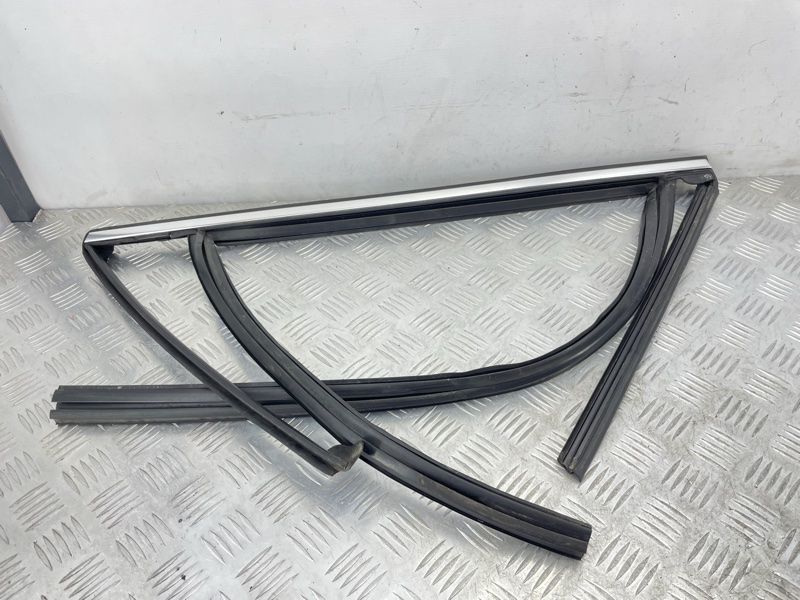 Направляюча скла дверей 32205574 Volvo XC90