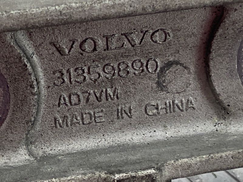 Кронштейн подушки двигателя 31359890 Volvo XC60