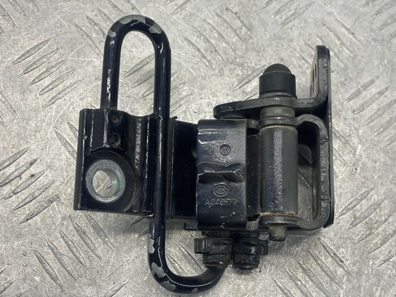 Петля дверей нижня 3C8833411B Volkswagen CC