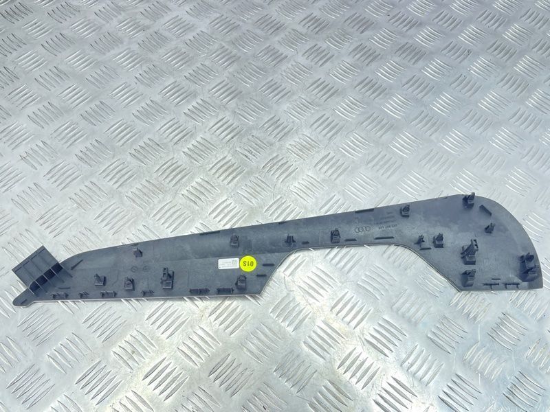 Накладка двери 4K5867409 Audi A6