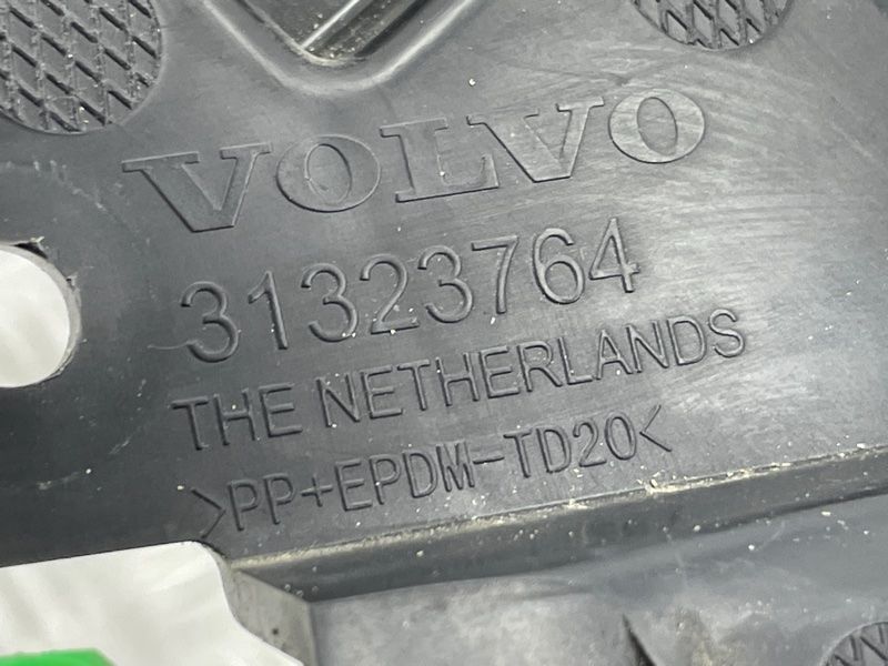 Кронштейн заднього бампера 31323764 Volvo XC60
