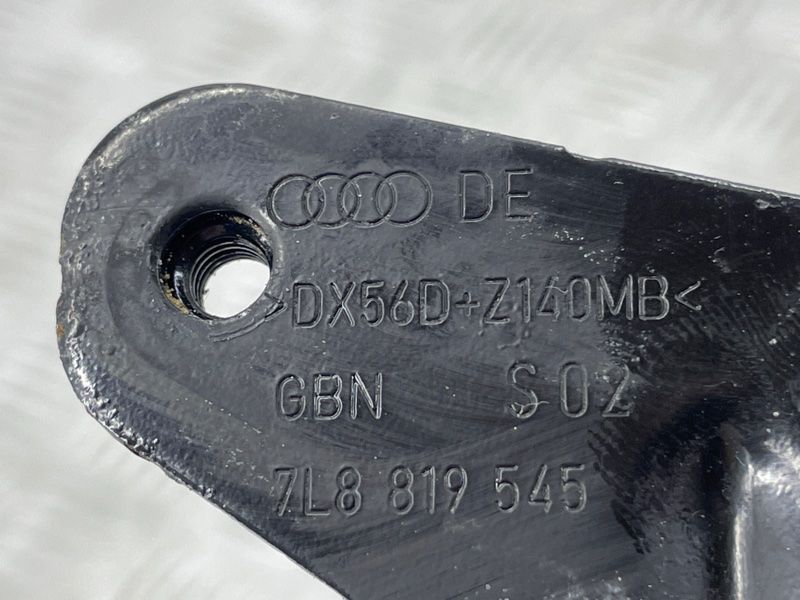 Кронштейн 7L8819545 Audi Q7