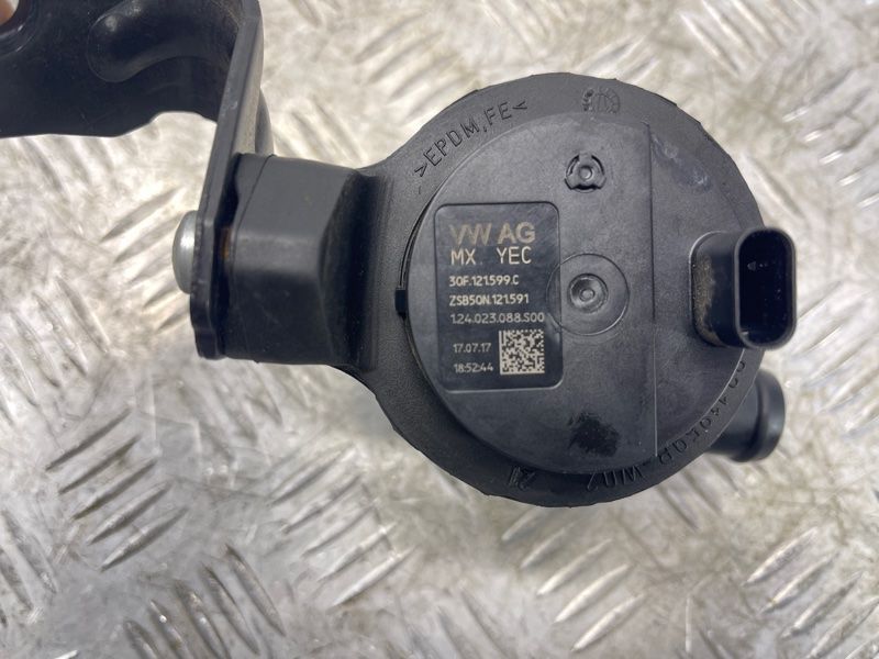 Помпа водяна додаткова 3QF121599C Volkswagen Tiguan