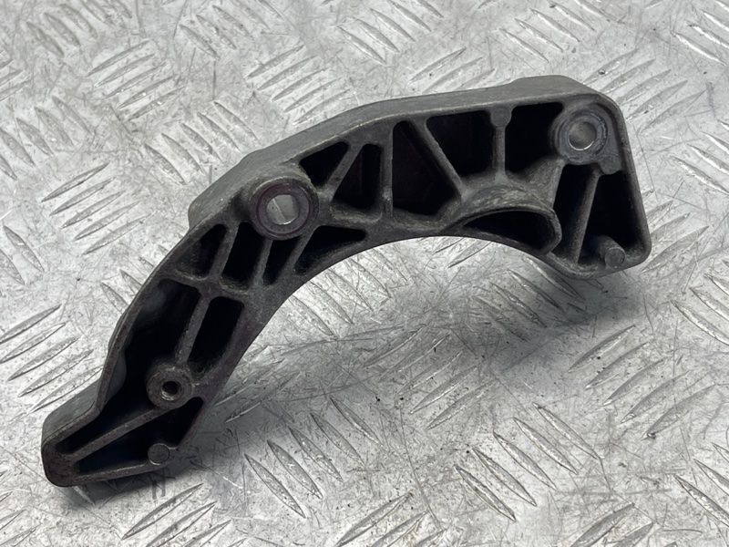 Кронштейн компрессора кондиционера 31401869 Volvo XC90 Volvo S60, Volvo S60 Cross Country, Volvo S80, Volvo S90, Volvo V60, Volvo V60 Cross Country, Volvo V90, Volvo V90 Cross Country, Volvo XC40, Volvo XC60, Volvo XC70, Volvo XC90