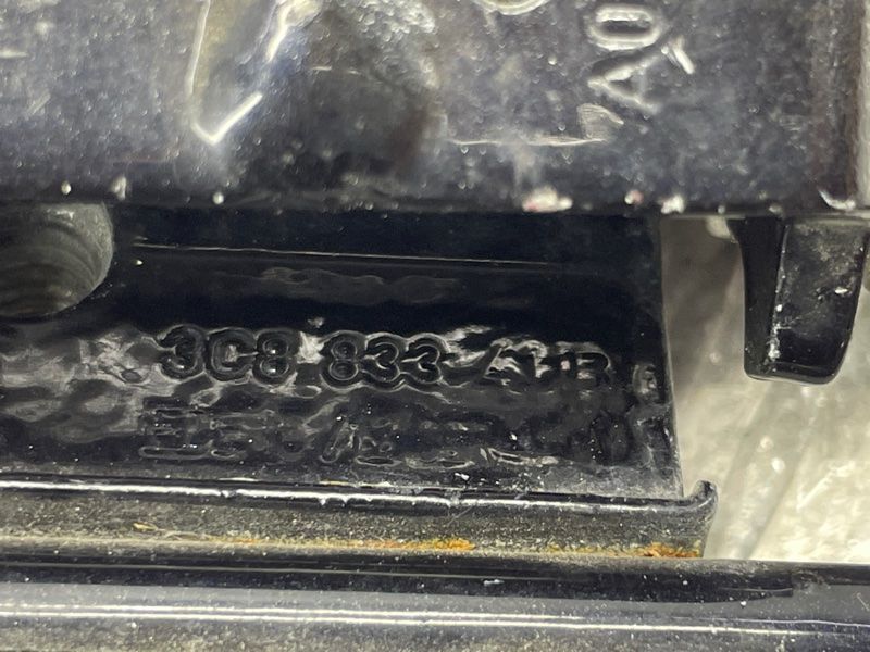 Петля дверей нижня 3C8833411B Volkswagen CC