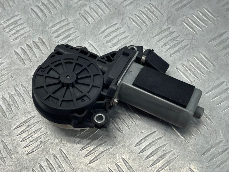 Привідний блок дверей правий 4F0837060 Audi A8 Audi A6, Audi A7, Audi A8, Audi Q7, Audi RS7, Audi S6, Audi S7, Audi S8, Audi SQ7