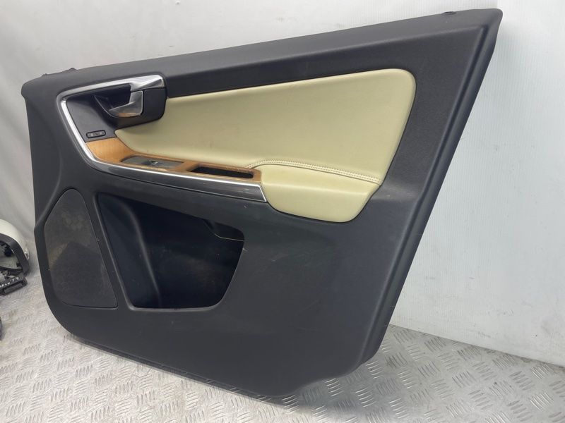Карта / Обшивка двери 6815273 Volvo XC60