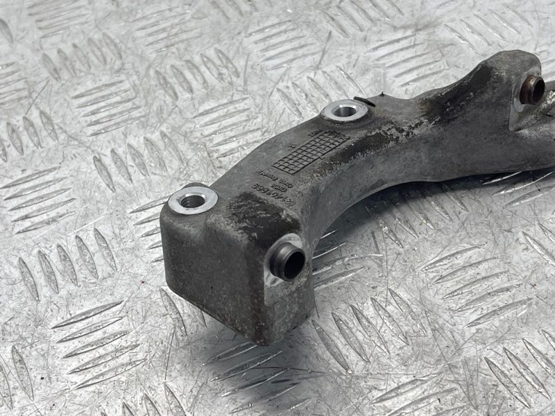 Кронштейн компрессора кондиционера 31401869 Volvo XC90 Volvo S60, Volvo S60 Cross Country, Volvo S80, Volvo S90, Volvo V60, Volvo V60 Cross Country, Volvo V90, Volvo V90 Cross Country, Volvo XC40, Volvo XC60, Volvo XC70, Volvo XC90