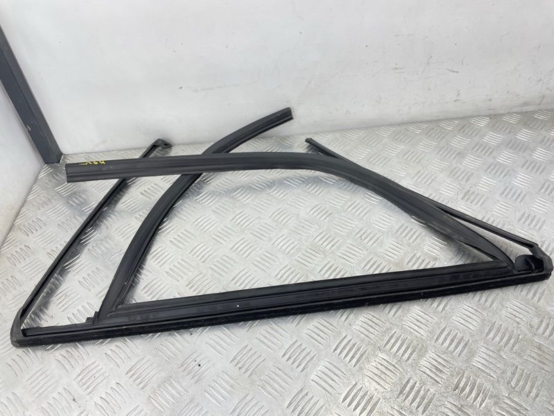 Направляюча скла дверей 32205574 Volvo XC90