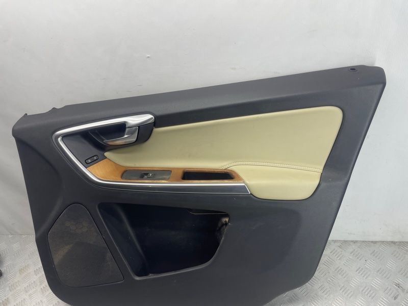 Карта / Обшивка двери 6815273 Volvo XC60