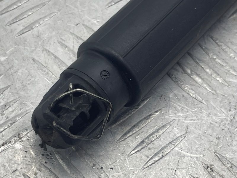 Газовий упор багажника 31689670 Polestar 2