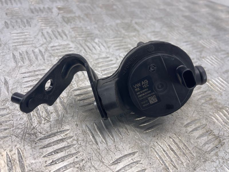 Помпа водяна додаткова 3QF121599C Volkswagen Tiguan