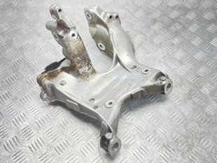 Кронштейн подрамника левый 80A399295R Audi Q5 Audi A6, Audi A7, Audi A8, Audi Q5, Audi Q5 Sportback, Audi Q7, Audi Q8, Audi S6, Audi S7, Audi SQ5, Audi SQ5 Sportback