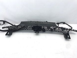 Направляюча переднього бампера центральна 7P6807200 Volkswagen Touareg Volkswagen Touareg