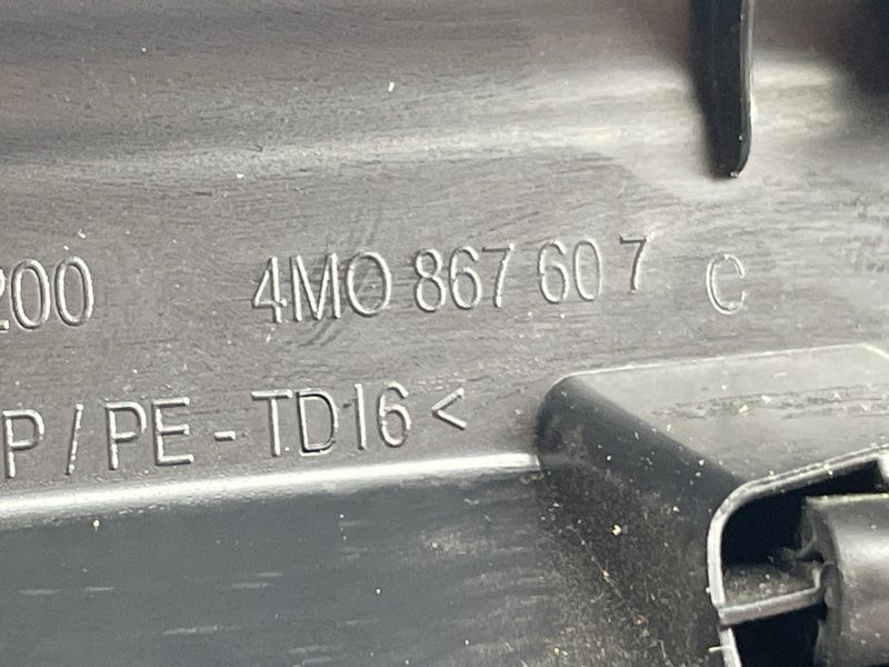 Обшивка кришки багажника 4M0867607C Audi Q7