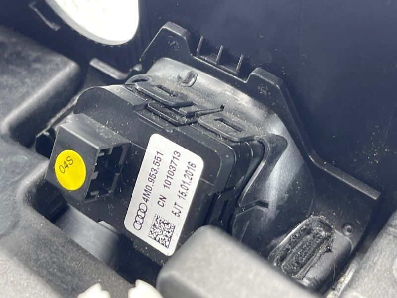 Перемикач регулятора положення рульової колонки 4M0953551 Audi Q7
