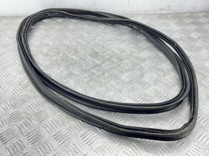 Уплотнитель багажника 8R0827705E Audi Q5
