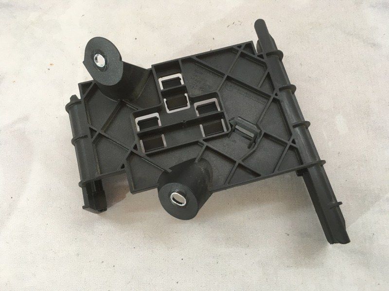 Кронштейн кріплення контролера двигуна 5Q0906507F Volkswagen Jetta