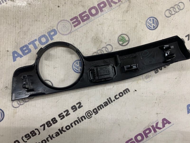 Накладка торпедо 561857211 Volkswagen Passat