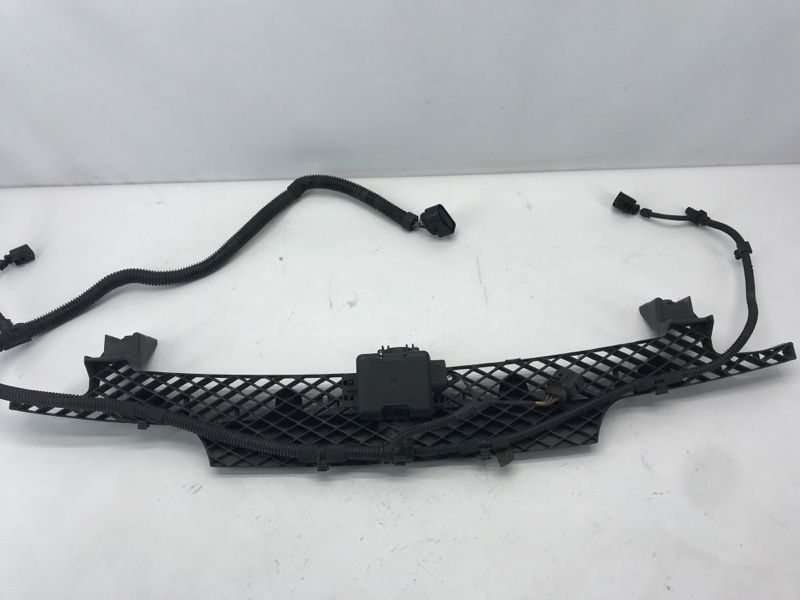 Направляюча переднього бампера центральна 7P6807200 Volkswagen Touareg Volkswagen Touareg