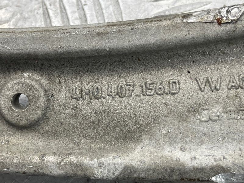 Важіль передньої підвіски несучий нижній 4M0407156D Audi Q7